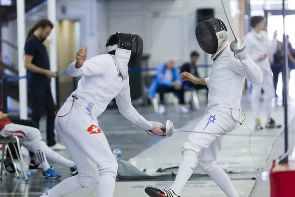 Young athletes competing during the World Youth Fencing Champion — Stock Photo, Image