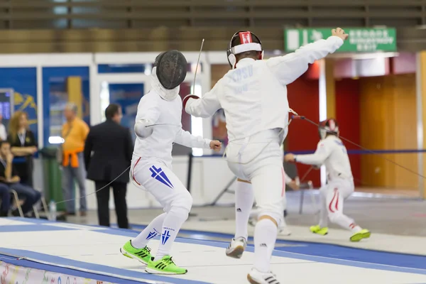 Young athletes competing during the World Youth Fencing Champion — Stock Photo, Image