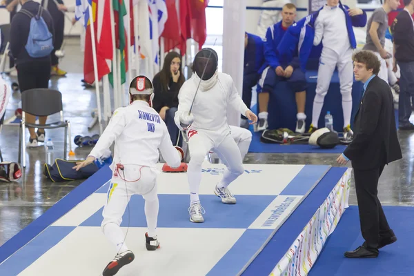 Young athletes competing during the World Youth Fencing Champion — Stock Photo, Image