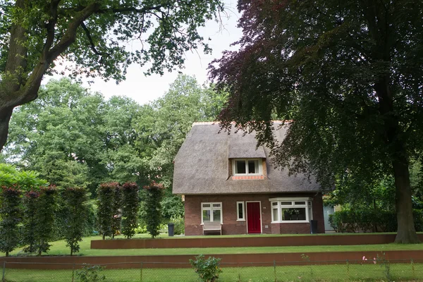 Unika vackra hus i Doorwerth Nederländerna. — Stockfoto