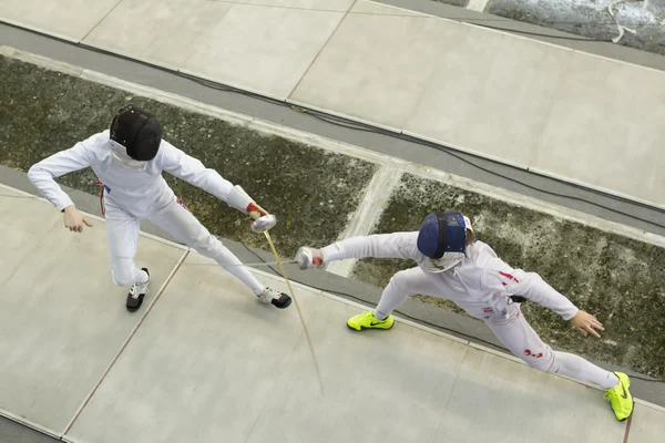 Mladí sportovci soutěžit během oplocení mistr světa mládeže — Stock fotografie