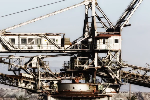 A giant Bucket Wheel Excavator at work in a lignite pit mine wit — Stock Photo, Image