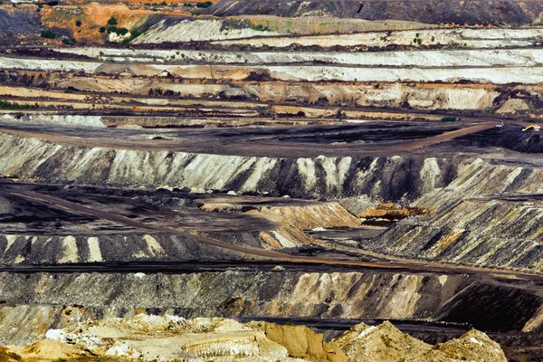 Excavadoras muy grandes trabajando en la mina de lignito (carbón marrón) en Ko — Foto de Stock