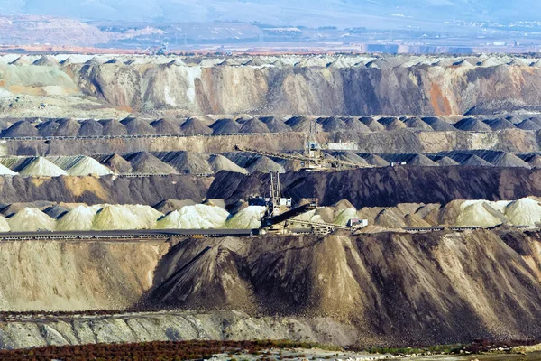 Escavatori molto grandi al lavoro nella miniera di lignite (lignite) a Ko — Foto Stock