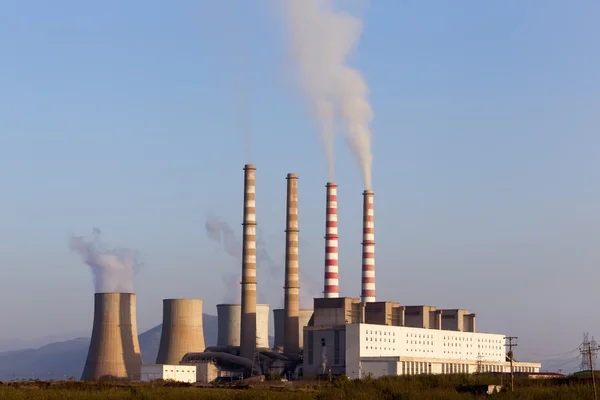 Kraftwerk ais kardias in kozani, griechenland. — Stockfoto