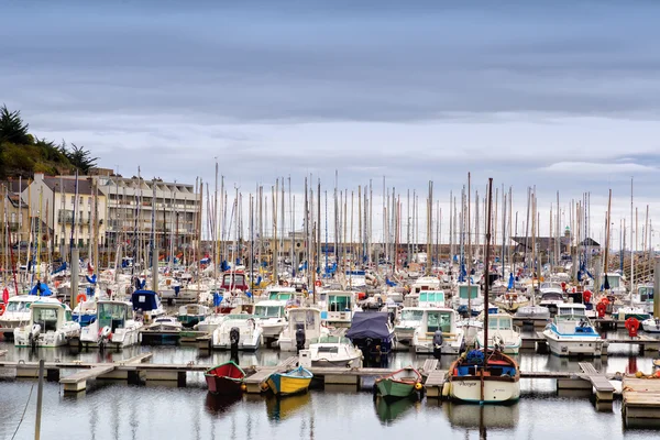 El puerto deportivo de Binic, Francia. Binic es una ciudad costera en Bretaña — Foto de Stock