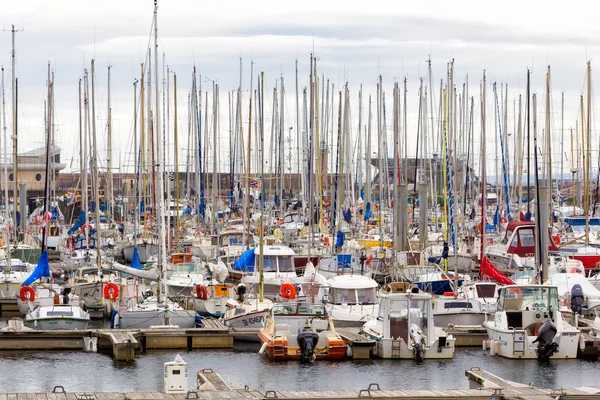 El puerto deportivo de Binic, Francia. Binic es una ciudad costera en Bretaña — Foto de Stock