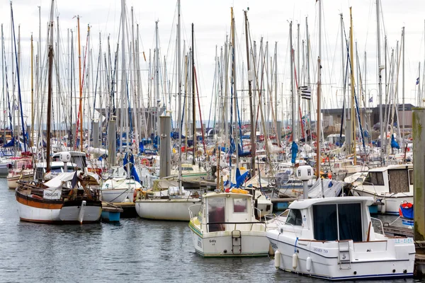 El puerto deportivo de Binic, Francia. Binic es una ciudad costera en Bretaña — Foto de Stock