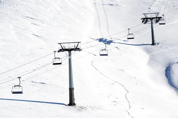 Luchtfoto van skiliften over het gesneeuwde gebergte — Stockfoto