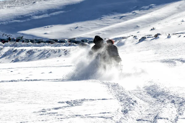 Primo piano di uno sciatore sciando in montagna — Foto Stock