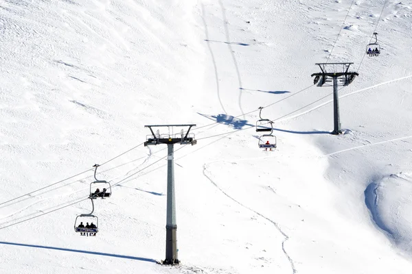 Veduta aerea degli impianti di risalita sulla montagna innevata — Foto Stock