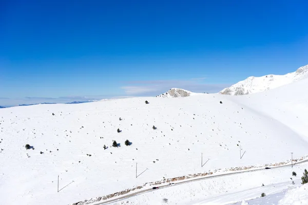 Havadan görünümü kar yağdı Dağı Falakro, Yunanistan. — Stok fotoğraf