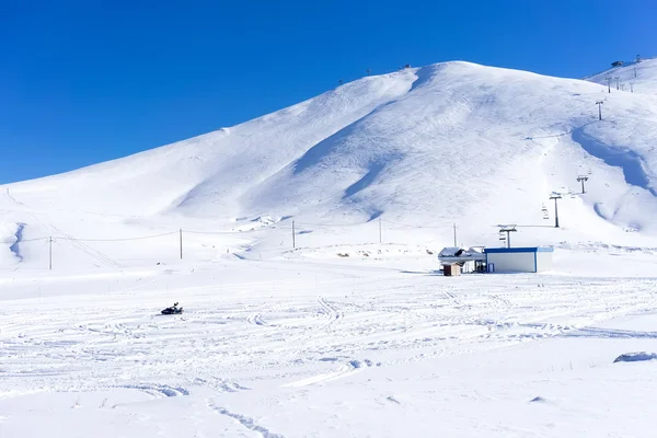 Luchtfoto van Gesneeuwde berg Falakro, in Griekenland. — Stockfoto