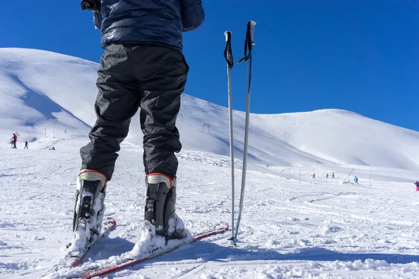 Skistöcke in der Nähe eines Skifahrers auf dem Berg Falakro, in Griechenland. — Stockfoto