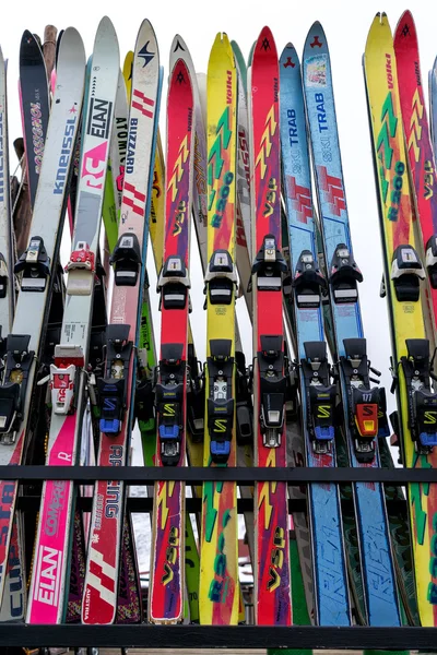 Ski equipment at Falakro ski center, in Greece. Visitors can ren — Stock Photo, Image