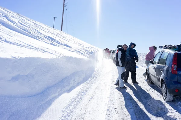 Visitors waiting near their cars for the Snowmobile to remove th — Stock Photo, Image