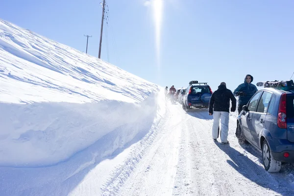 Visitors waiting near their cars for the Snowmobile to remove th — Stock Photo, Image