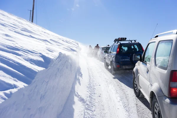 Visitors waiting near their cars for the Snowmobile to remove th — Stock Photo, Image