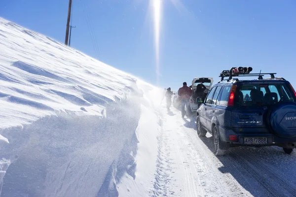 Visitors waiting near their cars for the Snowmobile to remove th — Stock Photo, Image