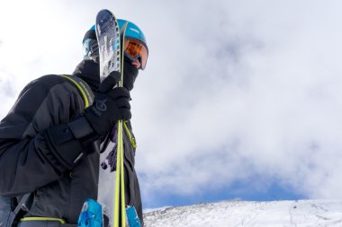 Kayakçı Yunanistan Kaimaktsalan Kayak Merkezi'nde kar keyfini çıkarın. Rec