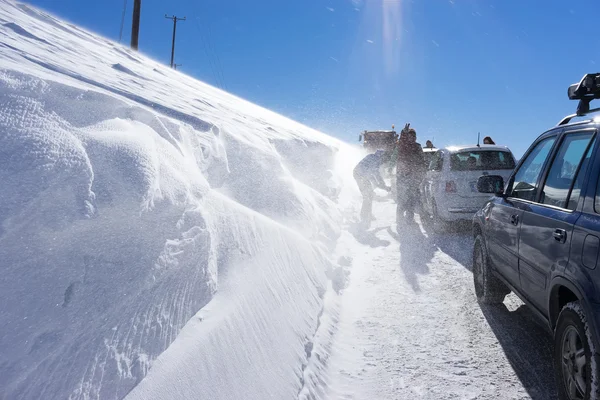 Visitantes esperando perto de seus carros para o Snowmobile para remover th — Fotografia de Stock