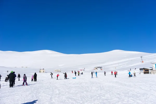 I visitatori apprezzano la neve sciare sulla montagna di Falakro, Grecia — Foto Stock