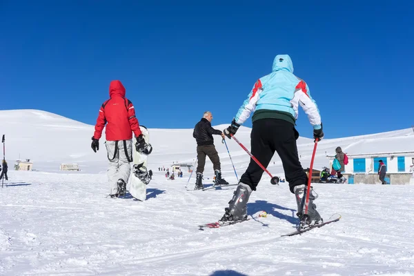 Los visitantes disfrutan del esquí de nieve en la montaña de Falakro, Greec —  Fotos de Stock