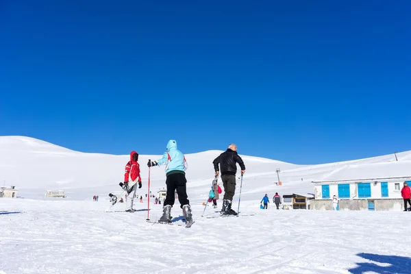 Ziyaret edenler dağ, Falakro, Greec Kayak kar keyfini çıkarın. — Stok fotoğraf
