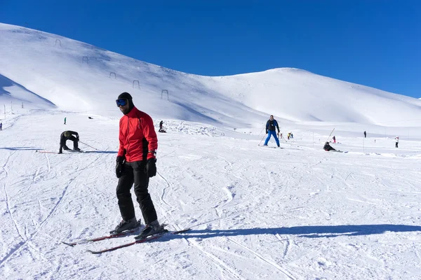 Falakro，希腊山上滑雪的滑雪者。滑雪胜地 — 图库照片