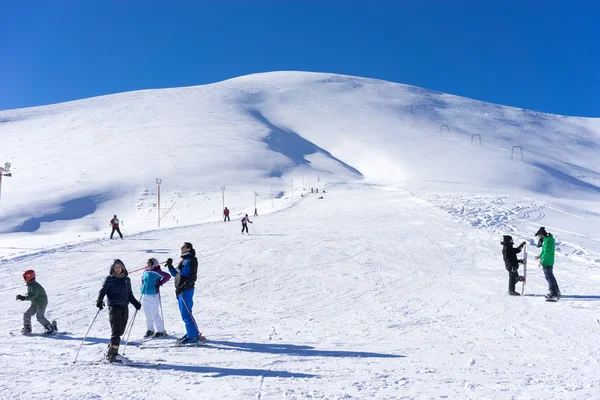 Besucher genießen das Skifahren auf dem Berg Falakro, Griechenland — Stockfoto