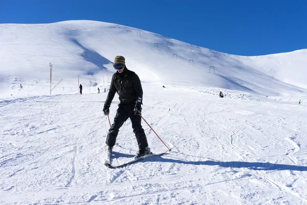 Falakro，希腊山上滑雪的滑雪者。滑雪胜地 — 图库照片