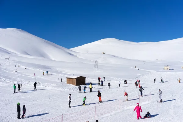 Besucher genießen das Skifahren auf dem Berg Falakro, Griechenland — Stockfoto