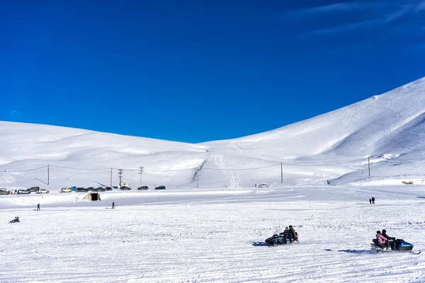 I visitatori godono della neve sulle motoslitte nel centro sciistico Falakro, Gr — Foto Stock