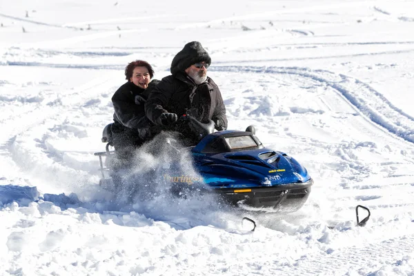 I visitatori godono della neve sulle motoslitte nel centro sciistico Falakro, Gr — Foto Stock