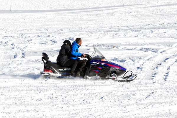 I visitatori godono della neve sulle motoslitte nel centro sciistico Falakro, Gr — Foto Stock