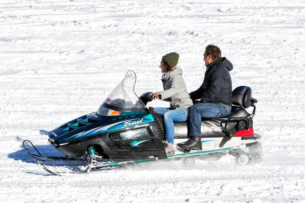 I visitatori godono della neve sulle motoslitte nel centro sciistico Falakro, Gr — Foto Stock