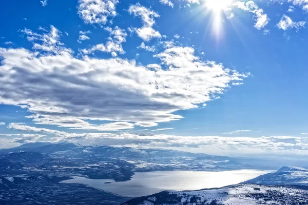 Paisaje invernal en el centro de esquí de Kaimaktsalan en Grecia . — Foto de Stock