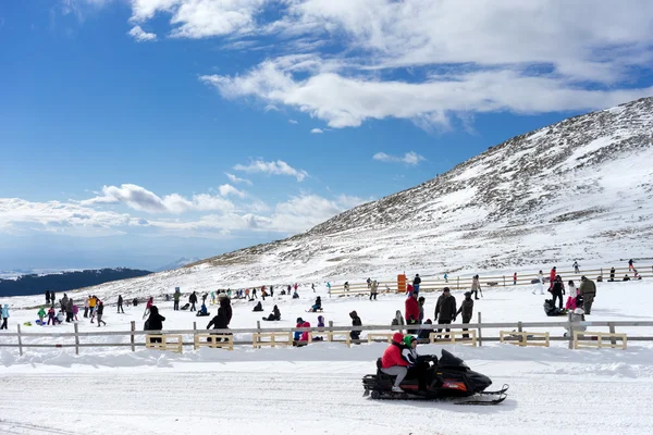 Skiers enjoy the snow at Kaimaktsalan ski center, in Greece. Rec — Stock Photo, Image