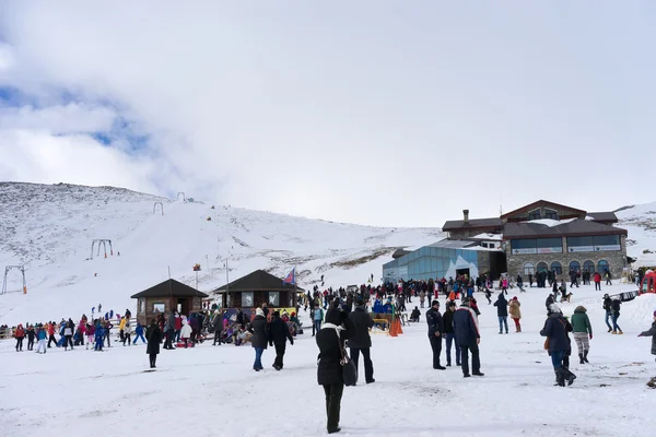 Los esquiadores disfrutan de la nieve en el centro de esquí de Kaimaktsalan, en Grecia. Rec. —  Fotos de Stock