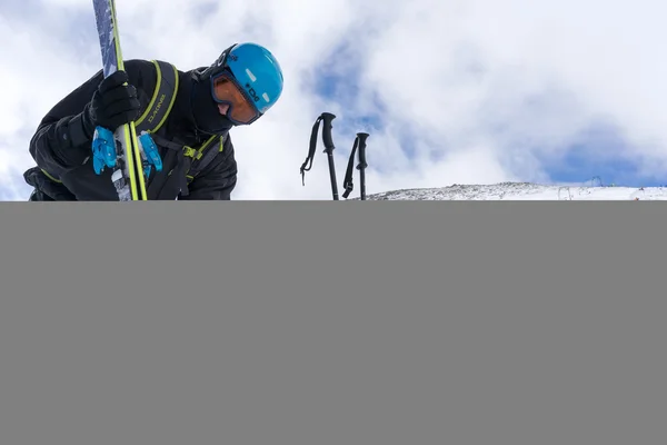 Kayakçı Yunanistan Kaimaktsalan Kayak Merkezi'nde kar keyfini çıkarın. Rec — Stok fotoğraf