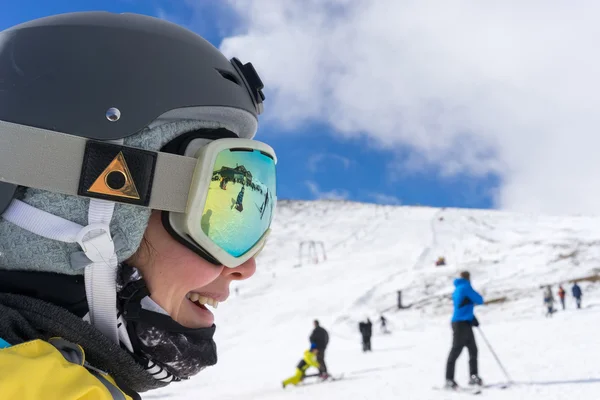 Skiers enjoy the snow at Kaimaktsalan ski center, in Greece. Rec — Stock Photo, Image