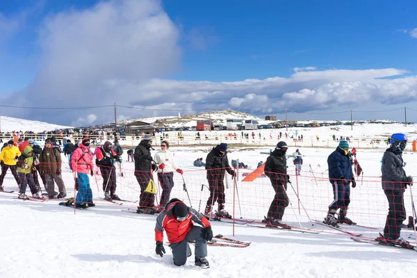 Kayakçı Yunanistan Kaimaktsalan Kayak Merkezi'nde kar keyfini çıkarın. Rec — Stok fotoğraf