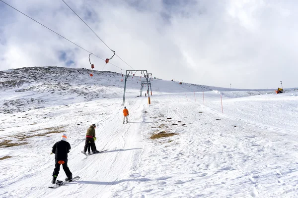 Gli sciatori apprezzano la neve al centro sciistico Kaimaktsalan, in Grecia. Rec. — Foto Stock