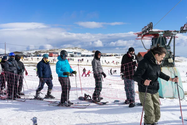 Skidåkare njuta av snön på Kaimaktsalan skidcenter, i Grekland. Rec — Stockfoto