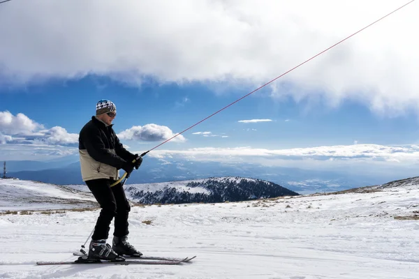 スキーヤーは、ギリシャでのホテルの全客室スキー センターで雪をお楽しみください。Rec — ストック写真