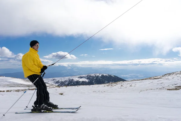 Skifahrer genießen den Schnee im Skizentrum kaimaktsalan in Griechenland. rec — Stockfoto