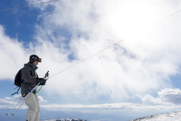 スキーヤーは、ギリシャでのホテルの全客室スキー センターで雪をお楽しみください。Rec — ストック写真