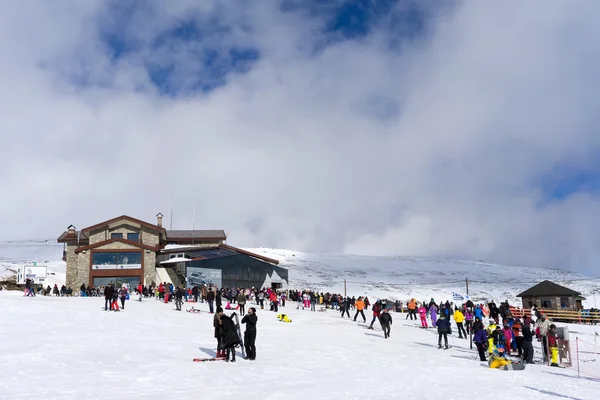 Skiers enjoy the snow at Kaimaktsalan ski center, in Greece. Rec — Stock Photo, Image