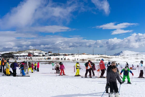 Skiers enjoy the snow at Kaimaktsalan ski center, in Greece. Rec — Stock Photo, Image