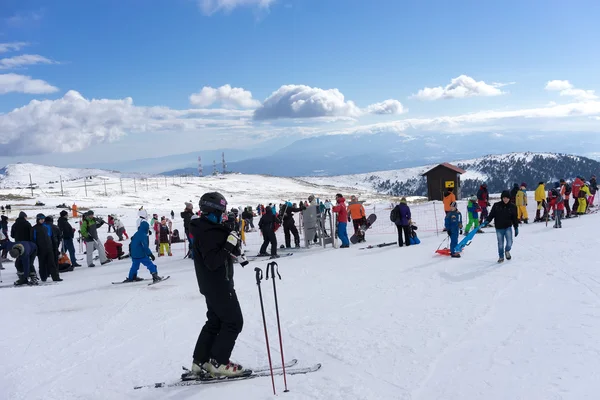 Los esquiadores disfrutan de la nieve en el centro de esquí de Kaimaktsalan, en Grecia. Rec. —  Fotos de Stock